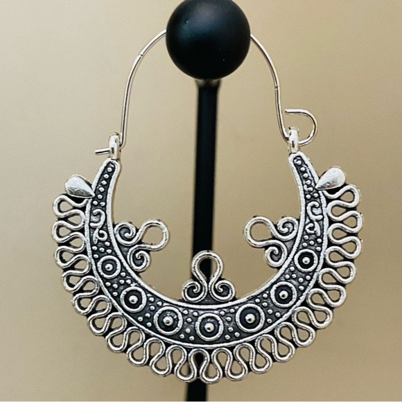 New Silver Tone Boho Ornately Detailed Beautiful Crescent Shaped Hoop Earrings - Picture 4 of 8
